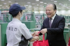 張毓強(qiáng)大年初一慰問(wèn)堅(jiān)守崗位員工
